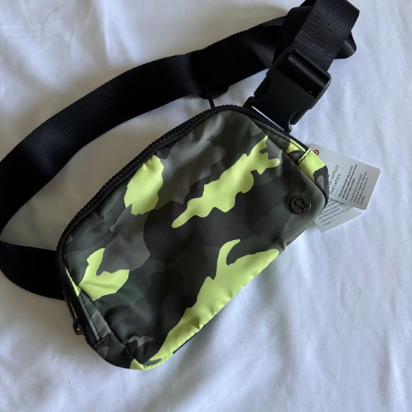 lululemon athletica Handbags - 🆕💚 OG Lululemon Everywhere Belt Bag - Heritage Camo Neo Mint Black